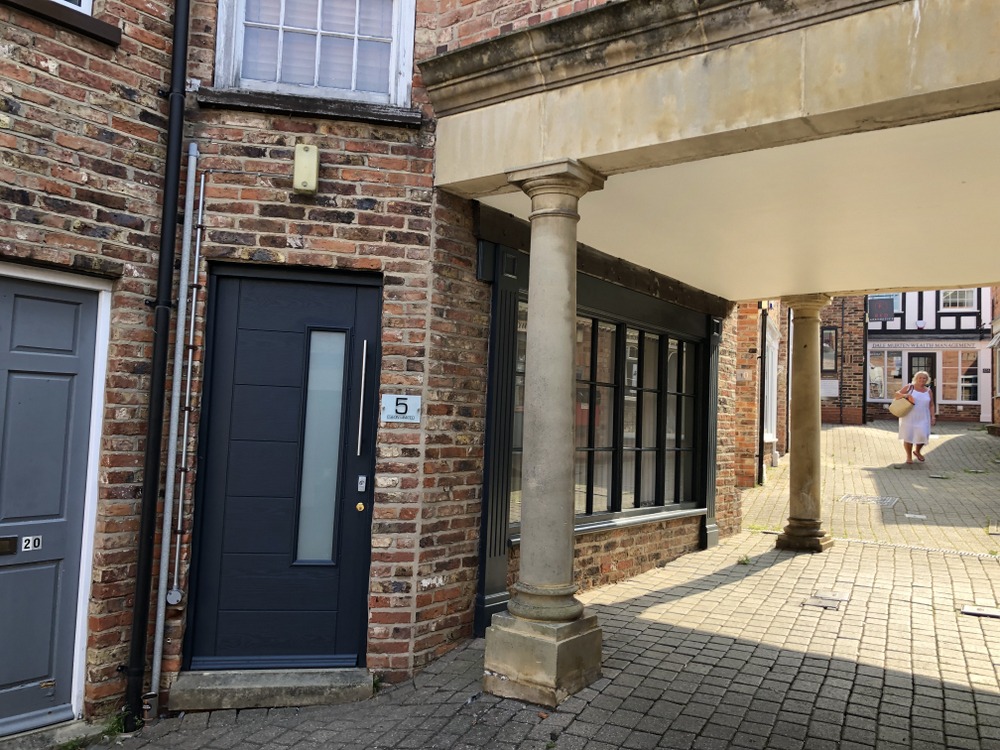 UNDER OFFER 5 FOUNTAINS COURT MARKET PLACE EPWORTH DN9 1EG,